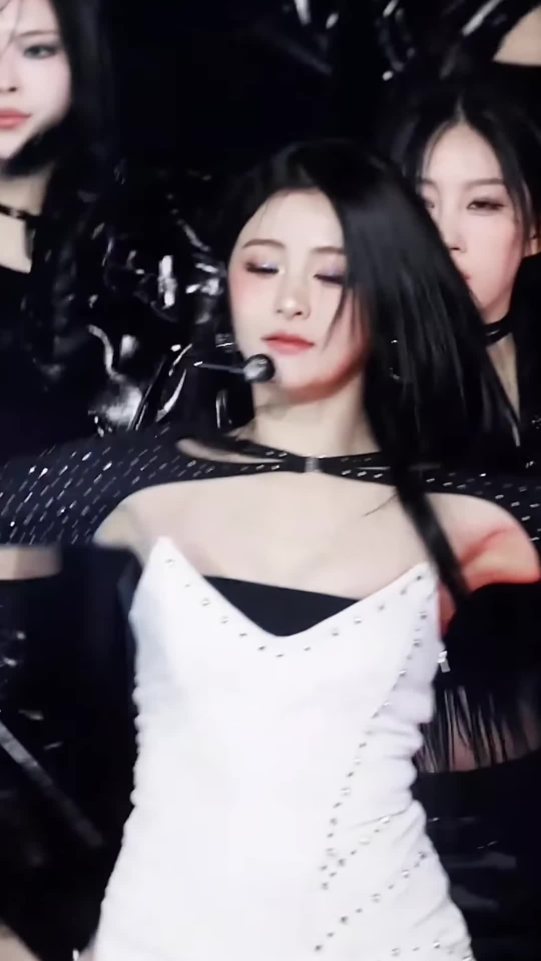 Video 1171045 from Huh Yunjin 허윤진 | LESSERAFIM