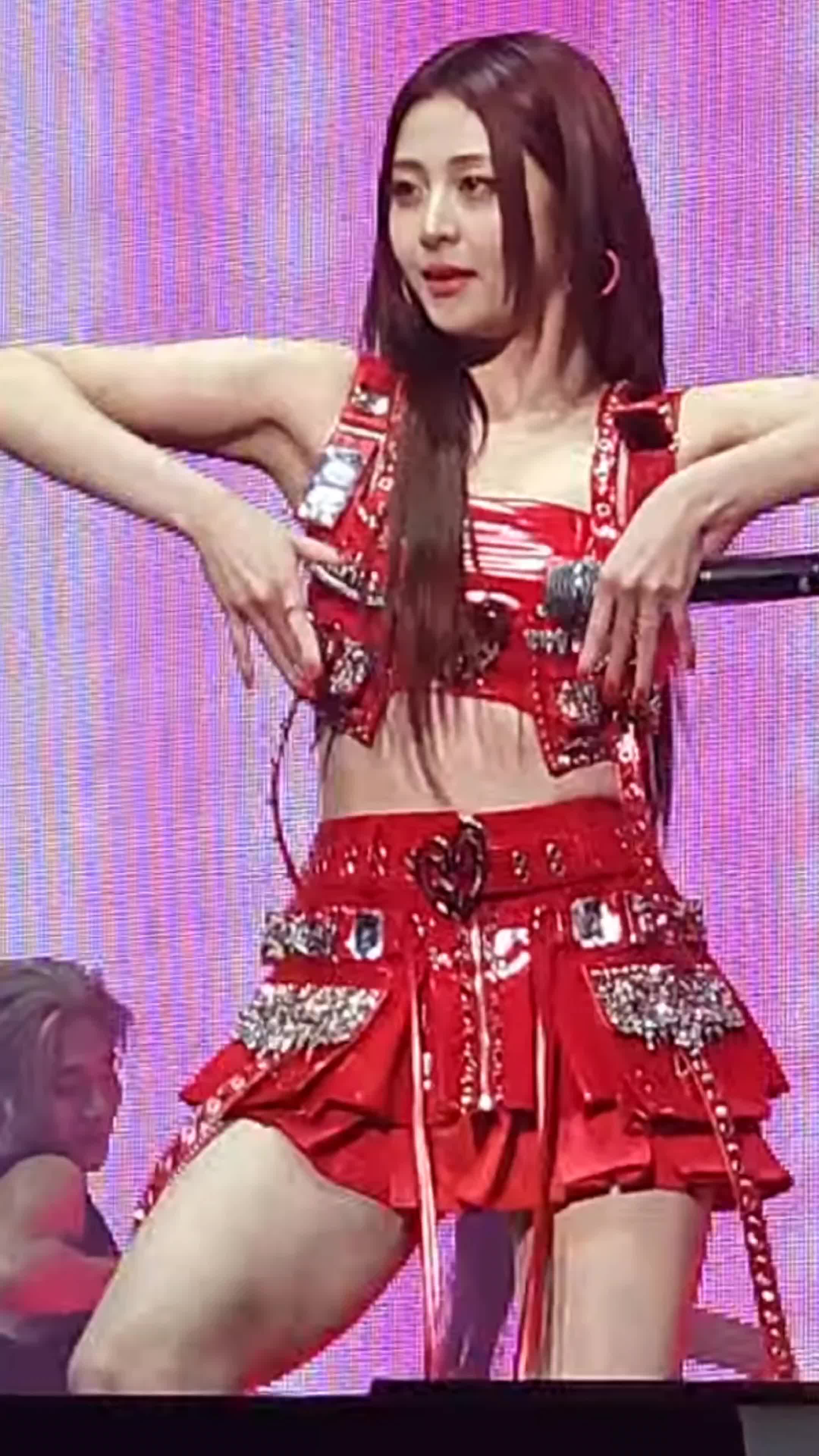 Video 1171075 from Huh Yunjin 허윤진 | LESSERAFIM