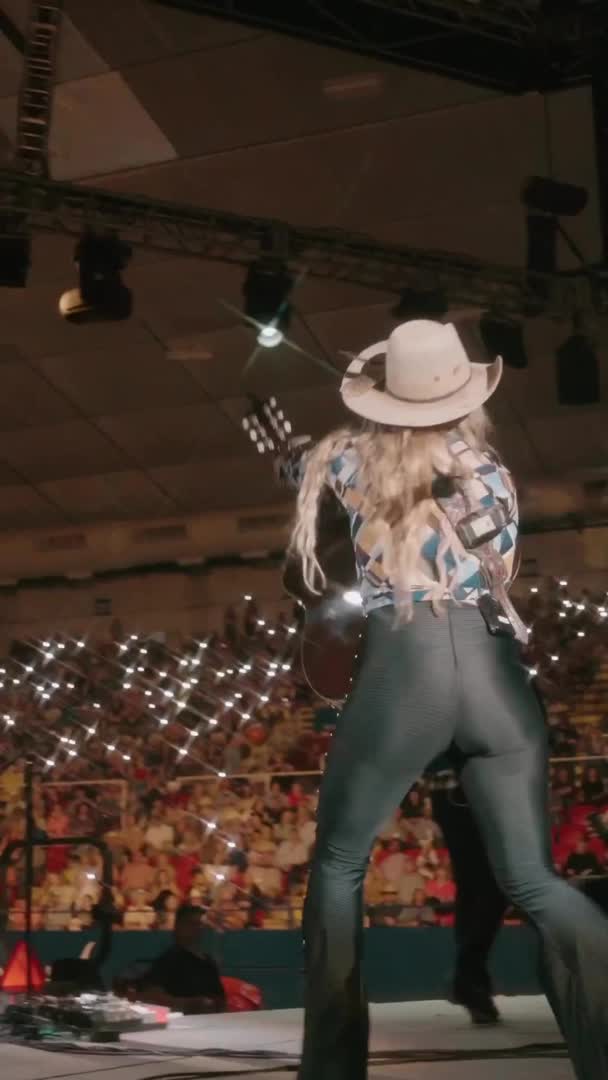 Video 1171126 from Lainey Wilson