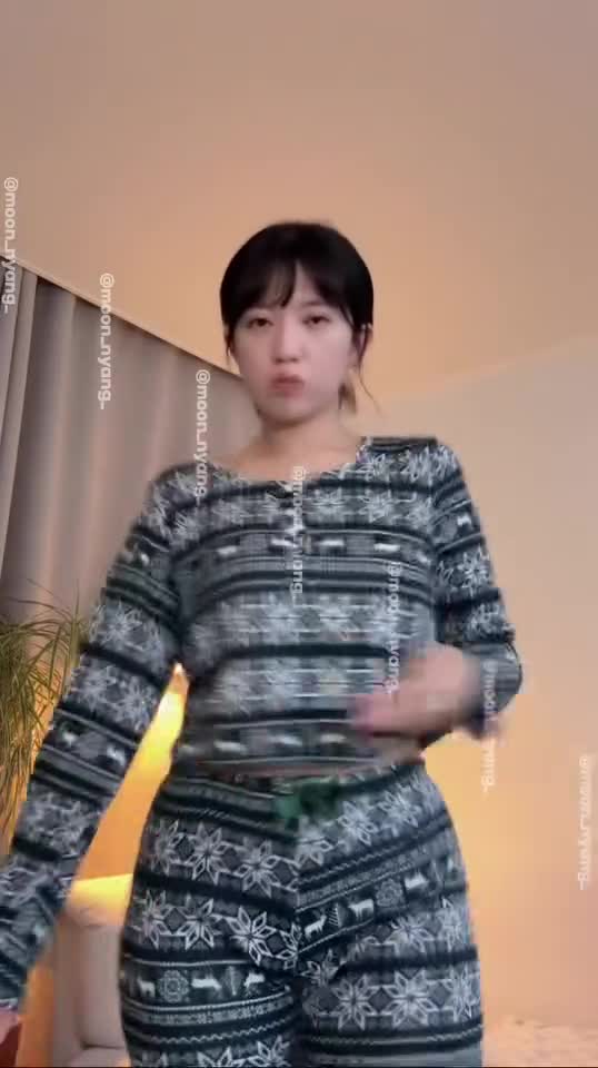 Video 1337600 from Heeheemoon / moon_nyang_
