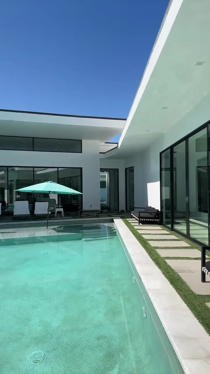 Video 1353550 from Hotblockchain / Emily Cocea / cryptobaddie1