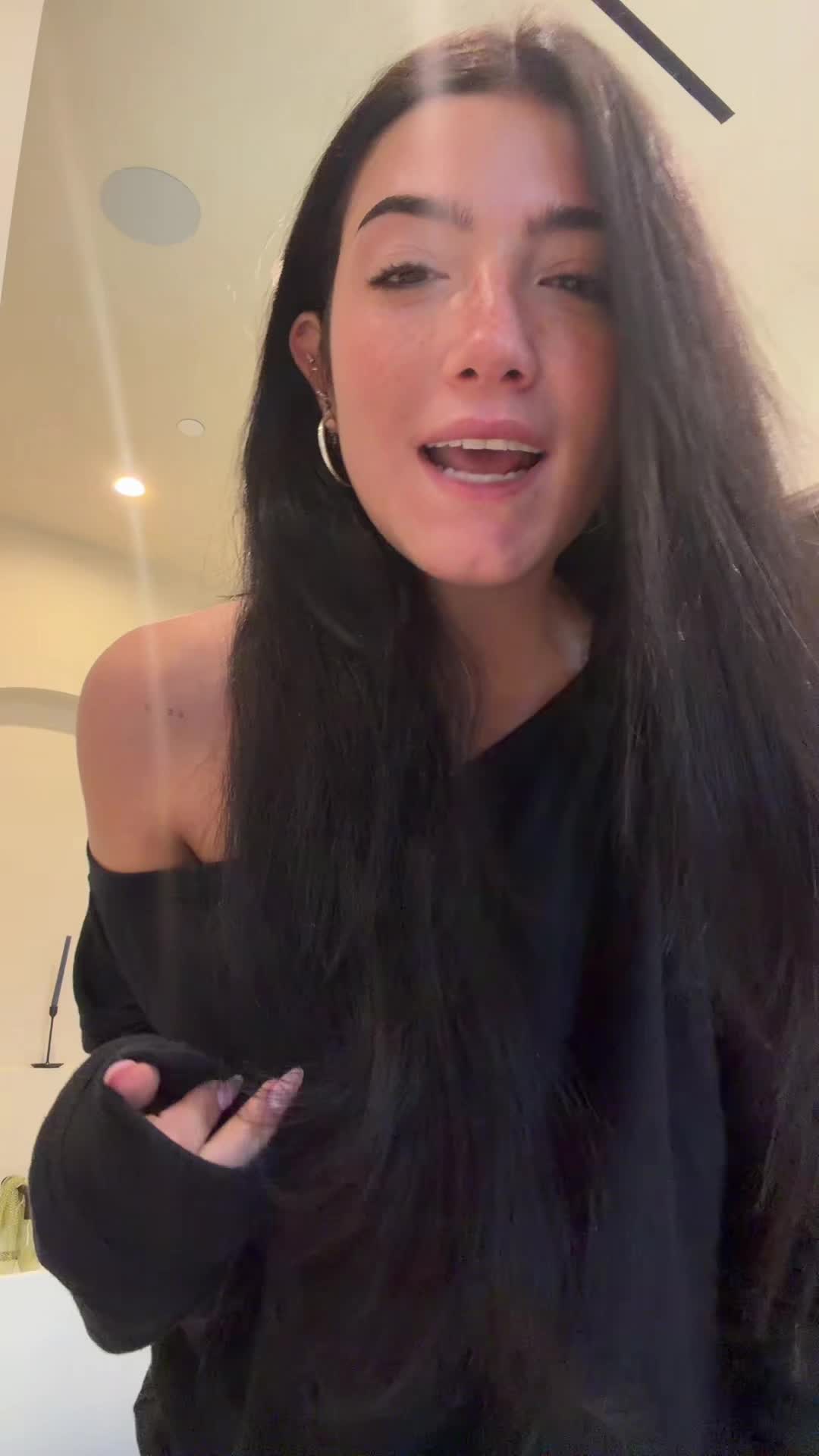 Video 1357923 from Charli D'Amelio / Charli Damelio