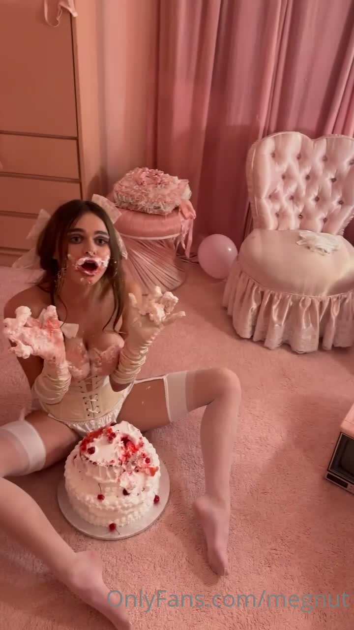 Megnut — Nude In Bedroom, 0:14 thumbnail