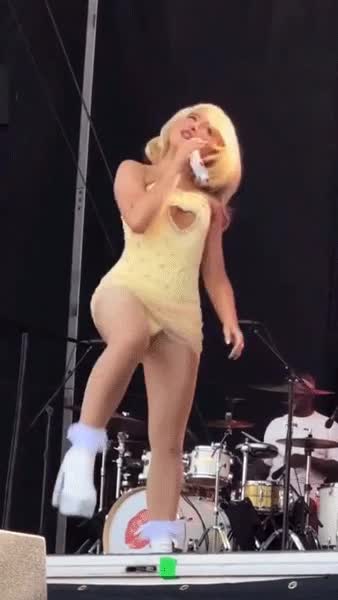 Sabrina Carpenter — Nude In Stage thumbnail
