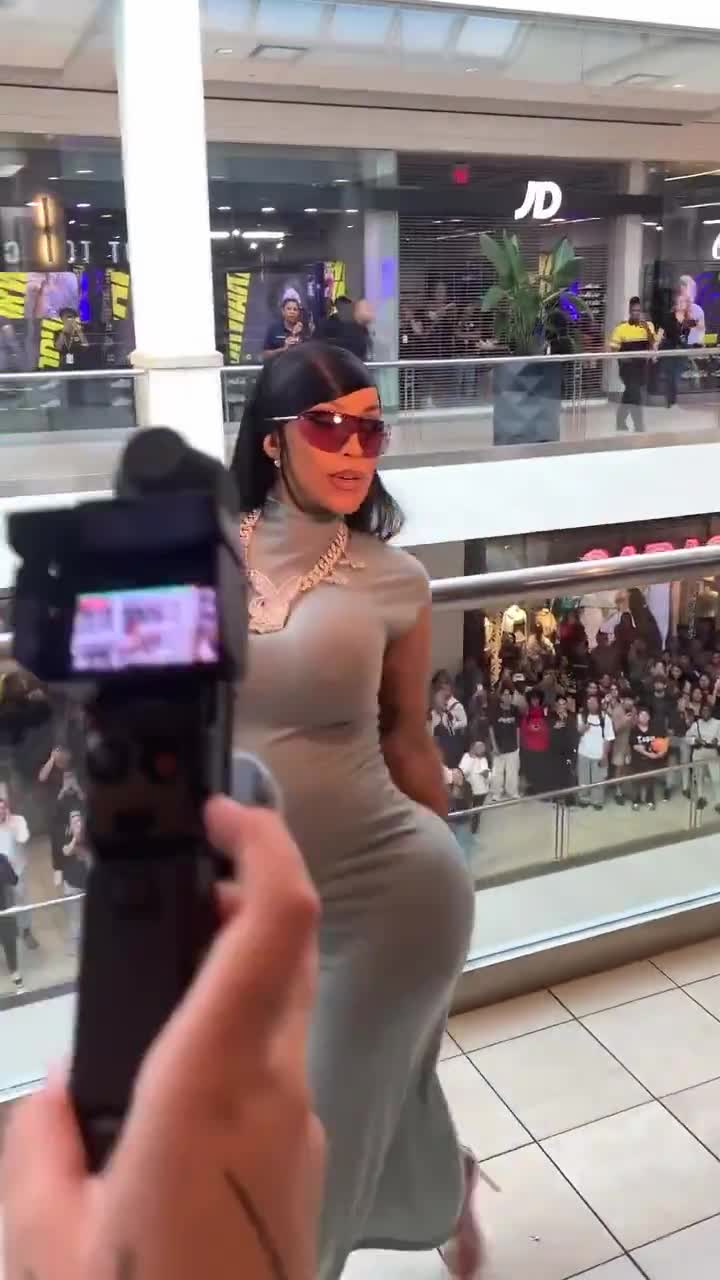 Video 1426152 from Cardi B