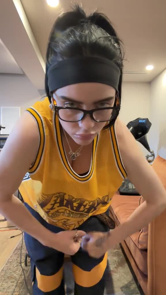 Video 6154 from Billie Eilish