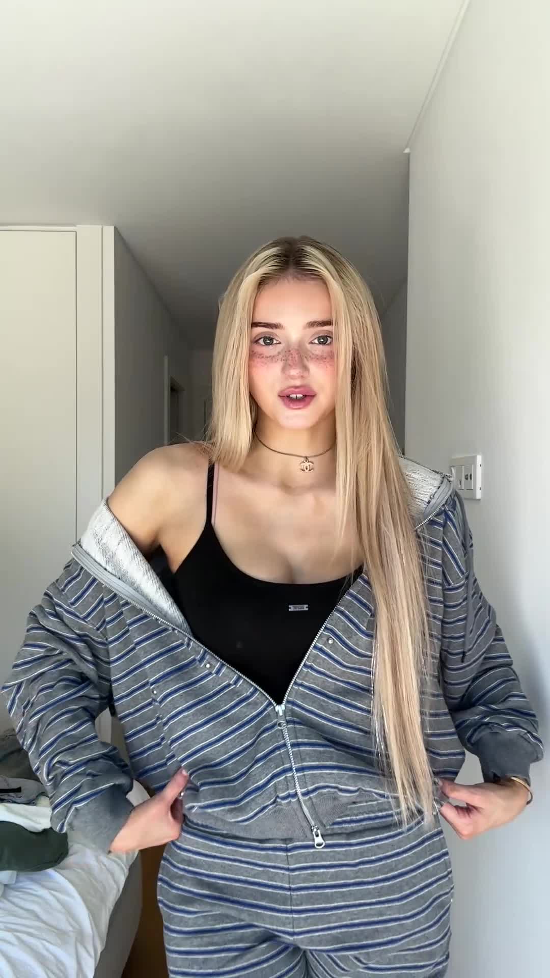 HoneyPuu — Topless In Bedroom (5) thumbnail