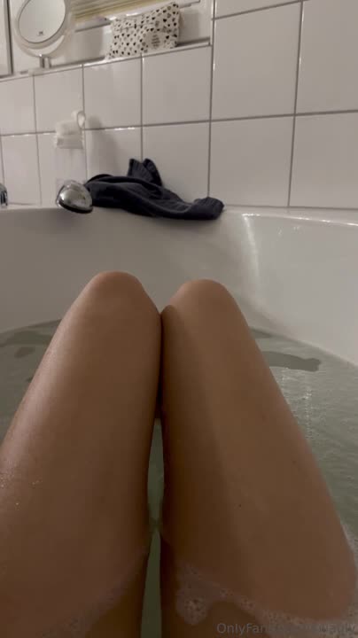 juliagly — Nude In Bathroom (3) thumbnail