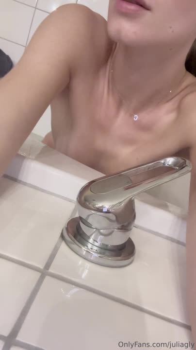 juliagly — Nude In Bathroom (2) thumbnail