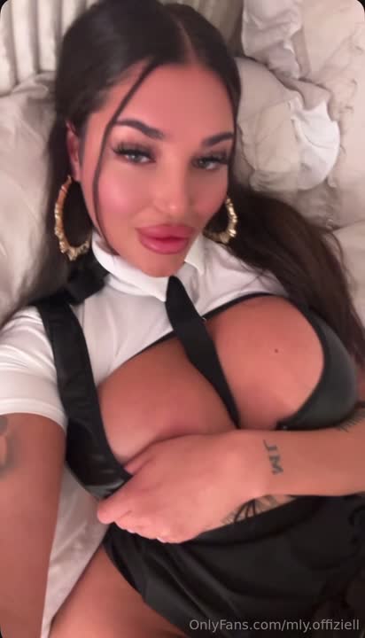 juuuicyml — Black Bra In Bedroom thumbnail