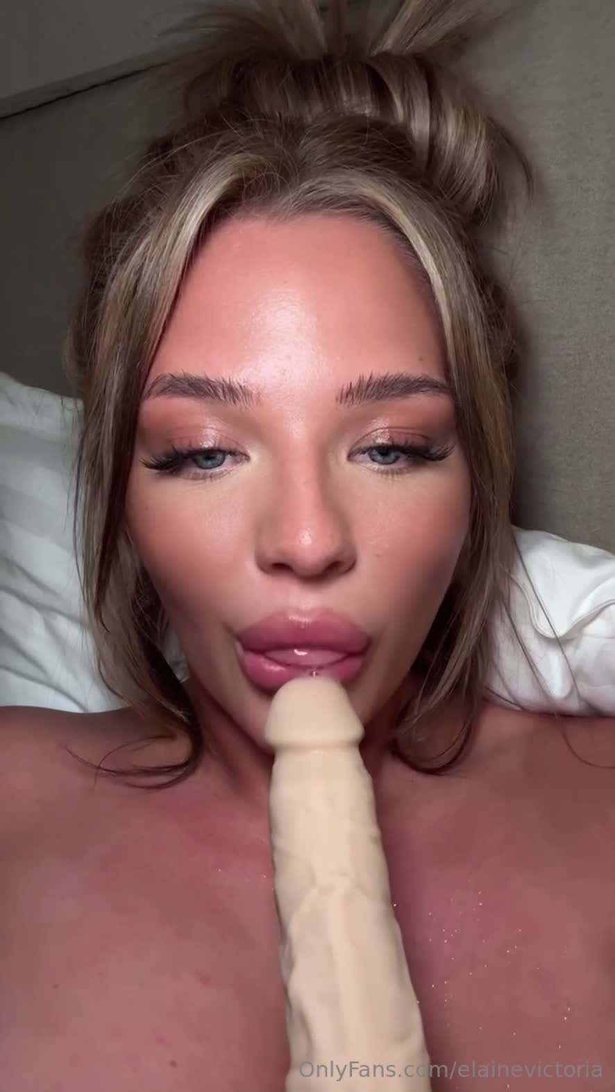 Elaine Victoria — Nude In Bedroom (2) thumbnail