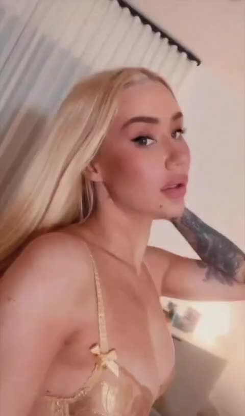 Iggy Azalea — Topless In Bedroom (6) thumbnail