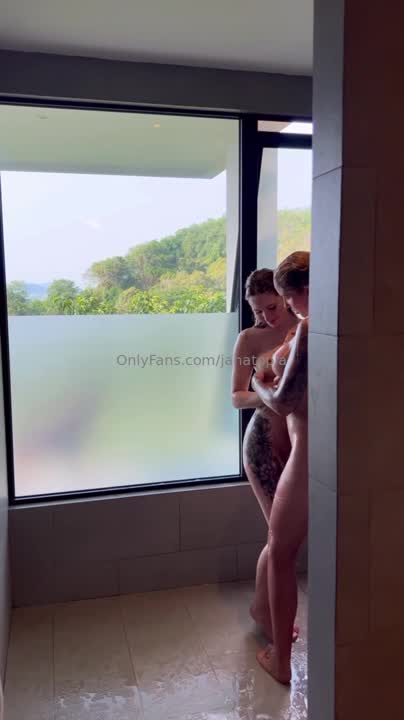 Herzblutmadl — Nude In The Shower thumbnail