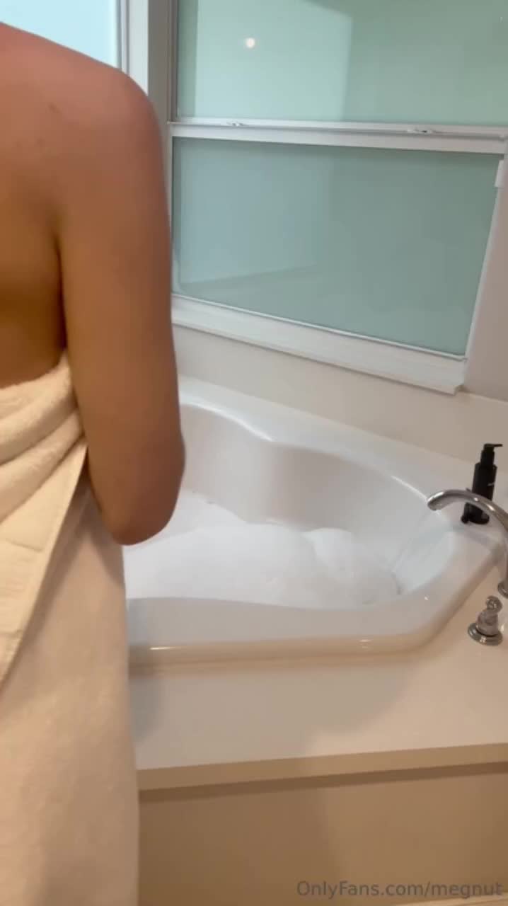 Megan Guthrie — Nude In Bathroom (8) thumbnail