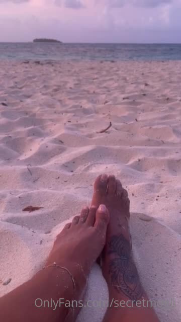 Secretmogli — Nude On The Beach thumbnail