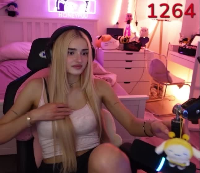 HoneyPuu — Topless In Bedroom, 0:06 thumbnail