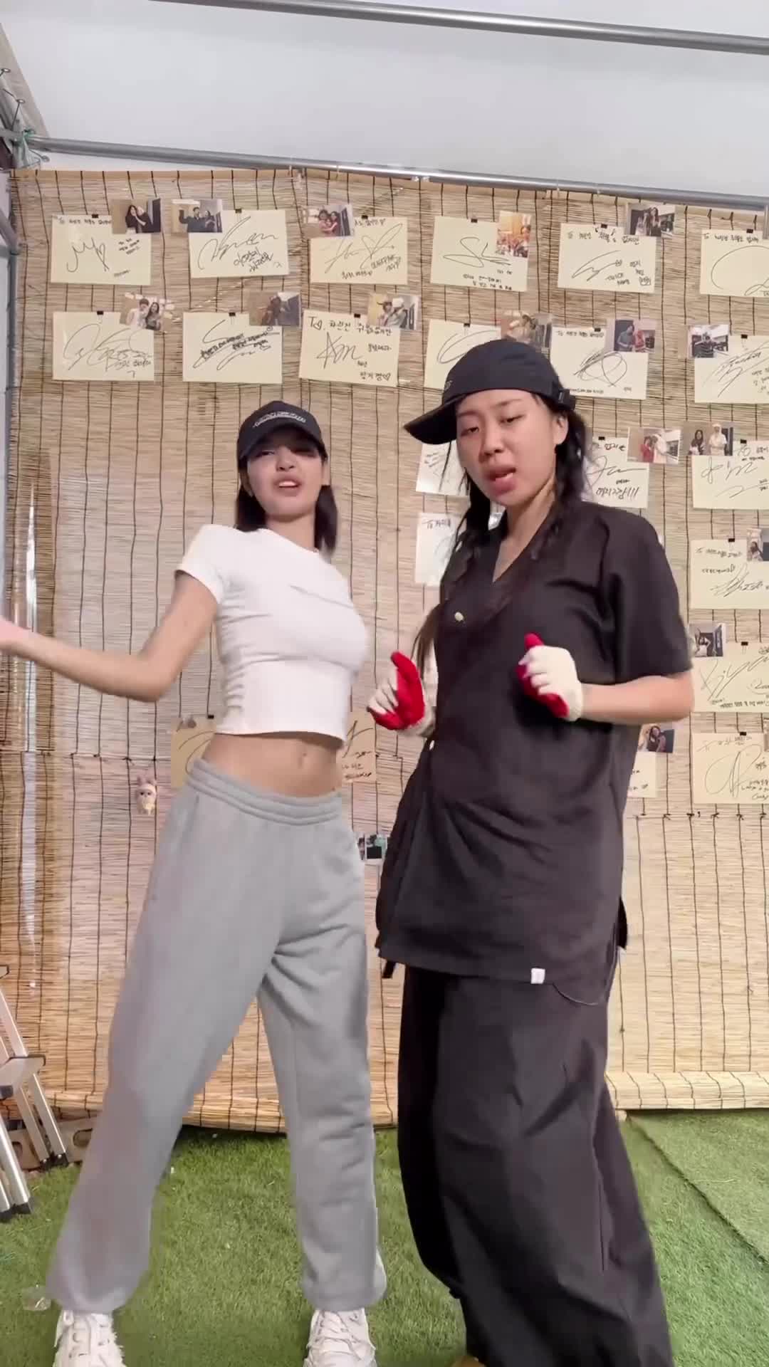 Video 267780 from Lisa | BLΛƆKPIИK (Blackpink)