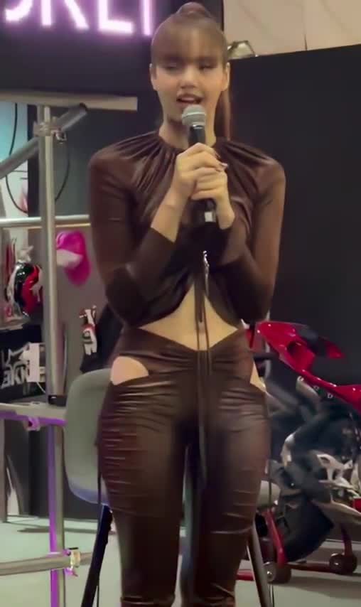 Video 268160 from Lisa | BLΛƆKPIИK (Blackpink)