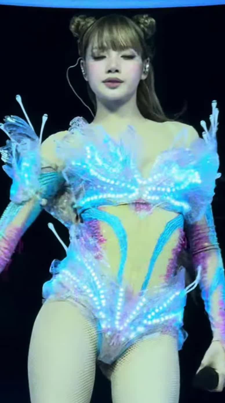 Video 268260 from Lisa | BLΛƆKPIИK (Blackpink)