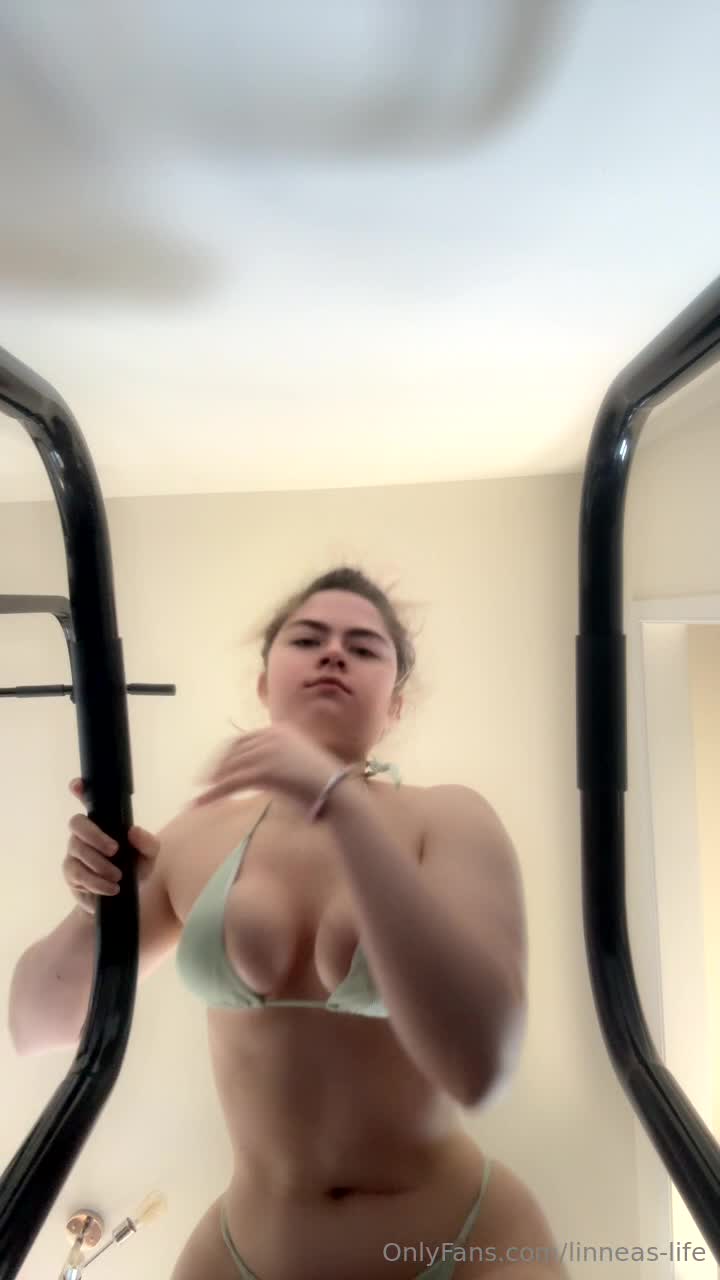 Video 435642 from TwinTwitcherz (jessicatalystic - Low_Ad_988) + (Linneas_life_ - Linneas_Feet)